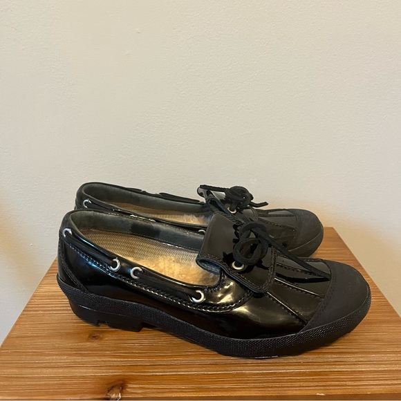 UGG Womens Duck Shoe Ashdale Shearling Black Patent Leather Loafer Waterproof 7 - Picture 1 of 10